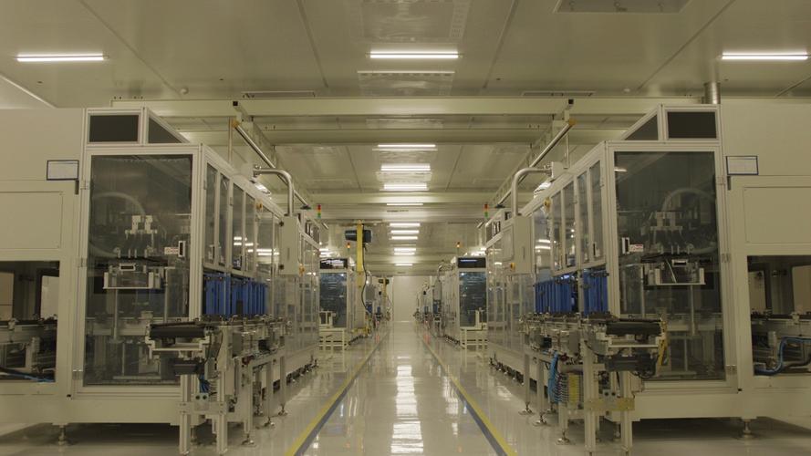 在智能化方面,该工厂采用世界先进的电池自动化生产设备,自动化率达95